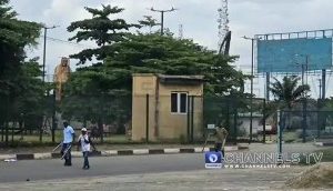 Hoodlums chase #Endbadgovernance protesters in Lagos (video)