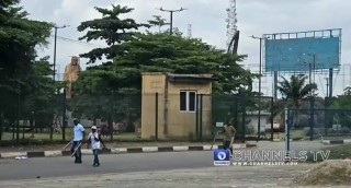 Hoodlums chase #Endbadgovernance protesters in Lagos (video)