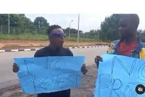 Man lends his voice to #endbadgovernanceinnigeria protest against hunger while carrying a placard that is anti-protest (video)