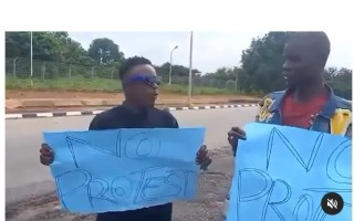 Man lends his voice to #endbadgovernanceinnigeria protest against hunger while carrying a placard that is anti-protest (video)