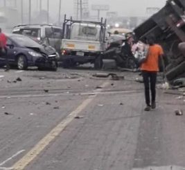 Many injured as multiple vehicles collide with truck on Lagos-Ibadan Expressway (video)