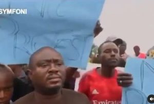 Moment pro-government protester appealed to journalist not to air his interview after failing to defend govt policies (video)