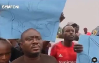 Moment pro-government protester appealed to journalist not to air his interview after failing to defend govt policies (video)