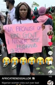 A Nigerian woman sparked a discussion on social media when she joined a protest with a poster blaming her inability to find a husband on the state of the government.

The poster also revealed that she is 37 years old.

The woman can be seen confidently holding a cardboard sign with the words boldly written: “Na because of bad government I never see husband at 37 years old.”

This statement attracted attention on social media, with many people commenting on the post to share their thoughts.