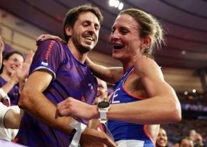 Olympic runner Alice Finot proposes to boyfriend after breaking record in steeplechase final (video)