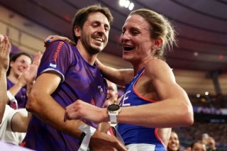 Olympic runner Alice Finot proposes to boyfriend after breaking record in steeplechase final (video)