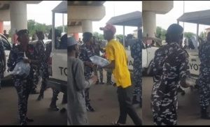 Police Officers Spotted Sharing Pure Water To Protesters In Lagos 