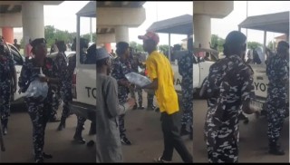 Police Officers Spotted Sharing Pure Water To Protesters In Lagos