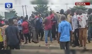 Pro-protesters and Anti-Protesters face off in Ojota, Lagos (Video)