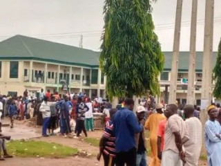 Protesters Overwhelm Security Operatives, Block Abuja-Kaduna Highway (Photos)