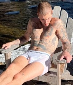 Justin Bieber Strips Down To His Underwear In Freezing Weather For Thirst Trap Photo