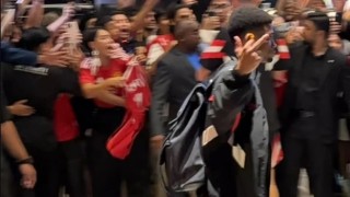 Amad Diallo shows middle finger to Man United fans after vile abuse during the club post-season tour in Malaysia (video)