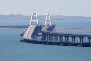 Ukraine blows up the only bridge connecting it to Russia (video)