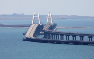 Ukraine blows up the only bridge connecting it to Russia (video)